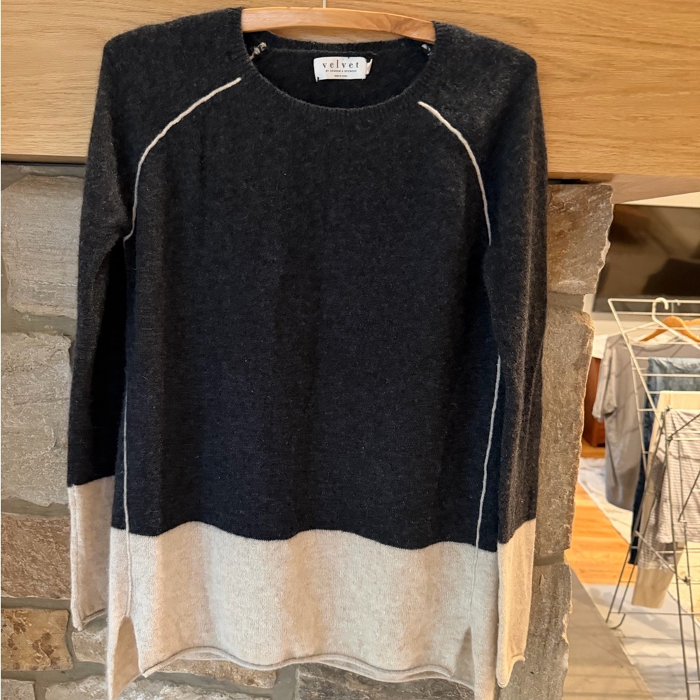 Velvet by Graham & Spencer Charcoal & Cream Crewneck Colorblock Sweater